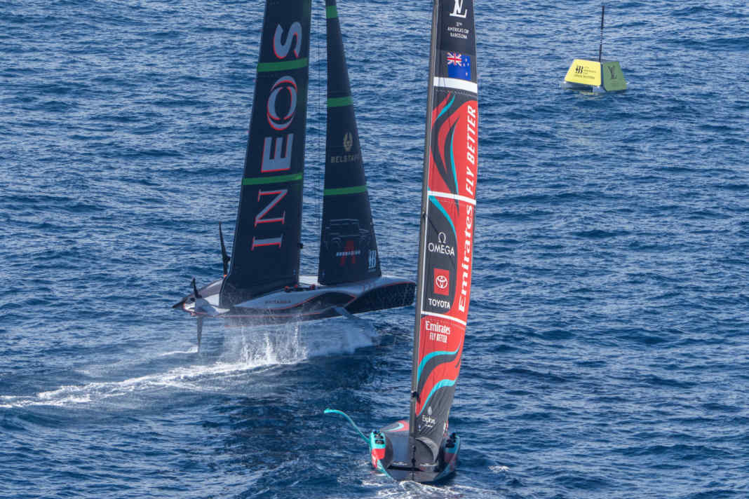 Hard bread: The Kiwis fell off the foils in the pre-start phase and get downwinds from "Britannia" on top of that