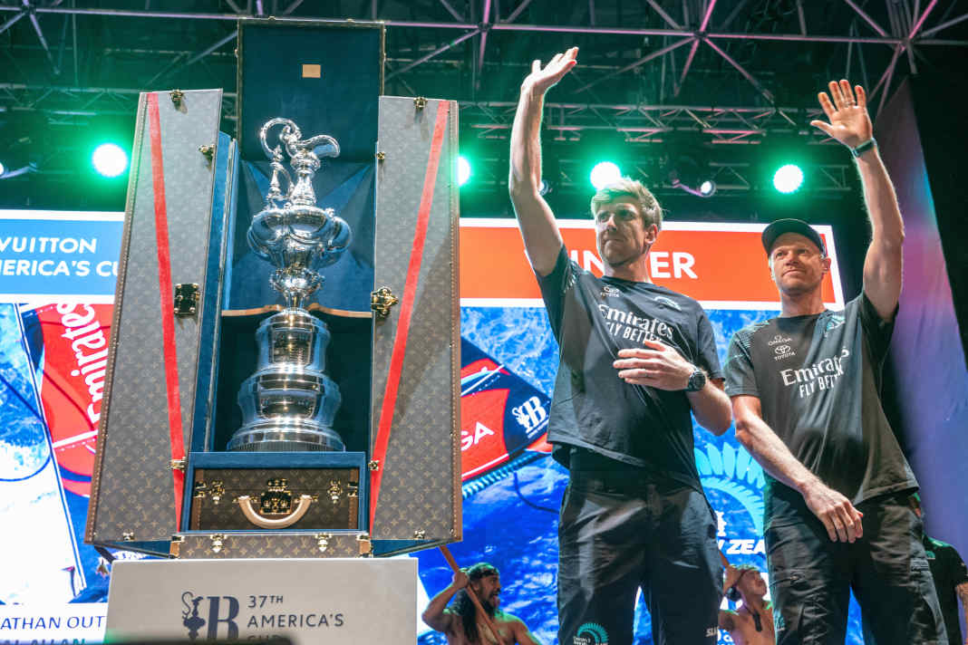 Neuseelands siegreiche Co-Piloten Peter Burling (l.) und Nathan Outteridge