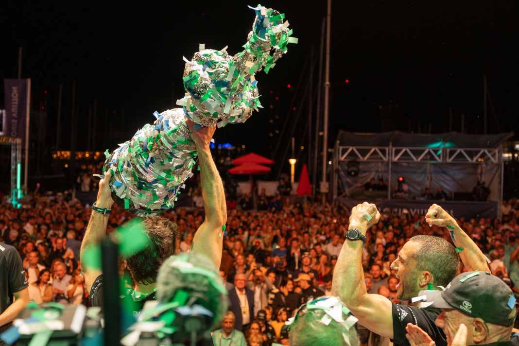 Qui i neozelandesi festeggiano la vittoria dell'America's Cup a Barcellona. In futuro, la Coppa sarà un'impresa comune.