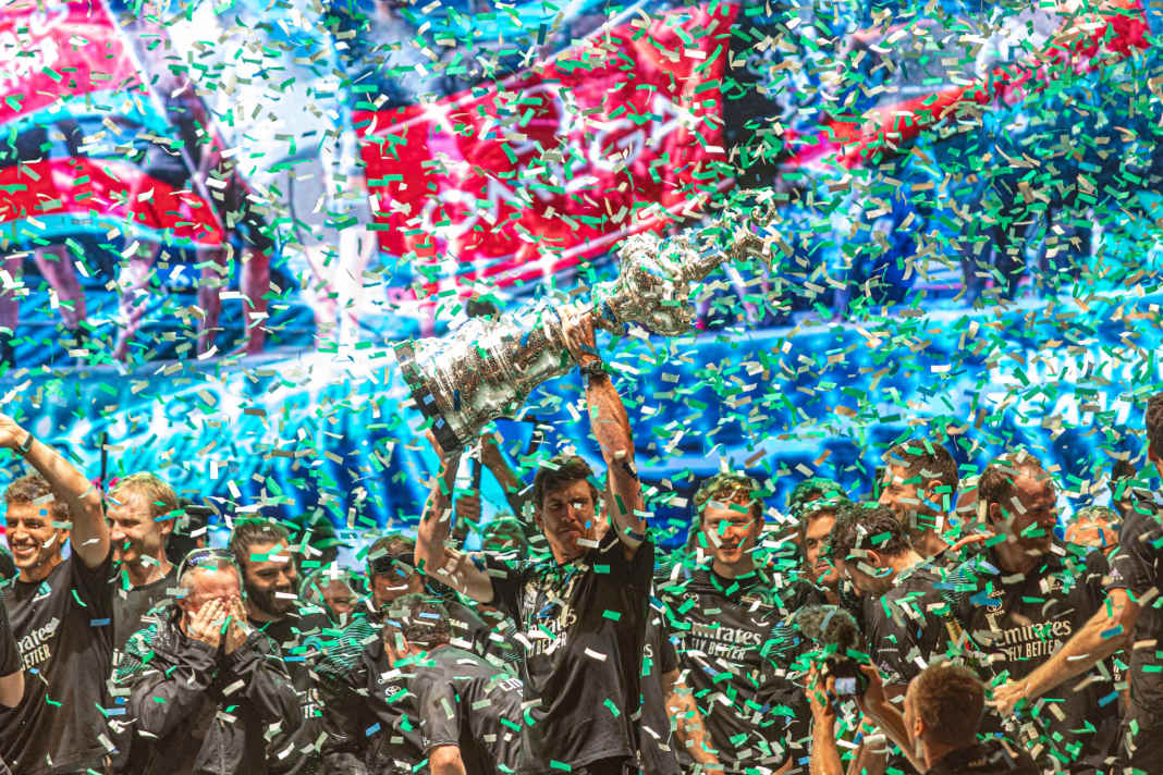 La célèbre photo de la fête de la victoire de l'America's Cup à Barcelone. Peter Burling lève son pot d'argent vers le ciel de Barcelone.