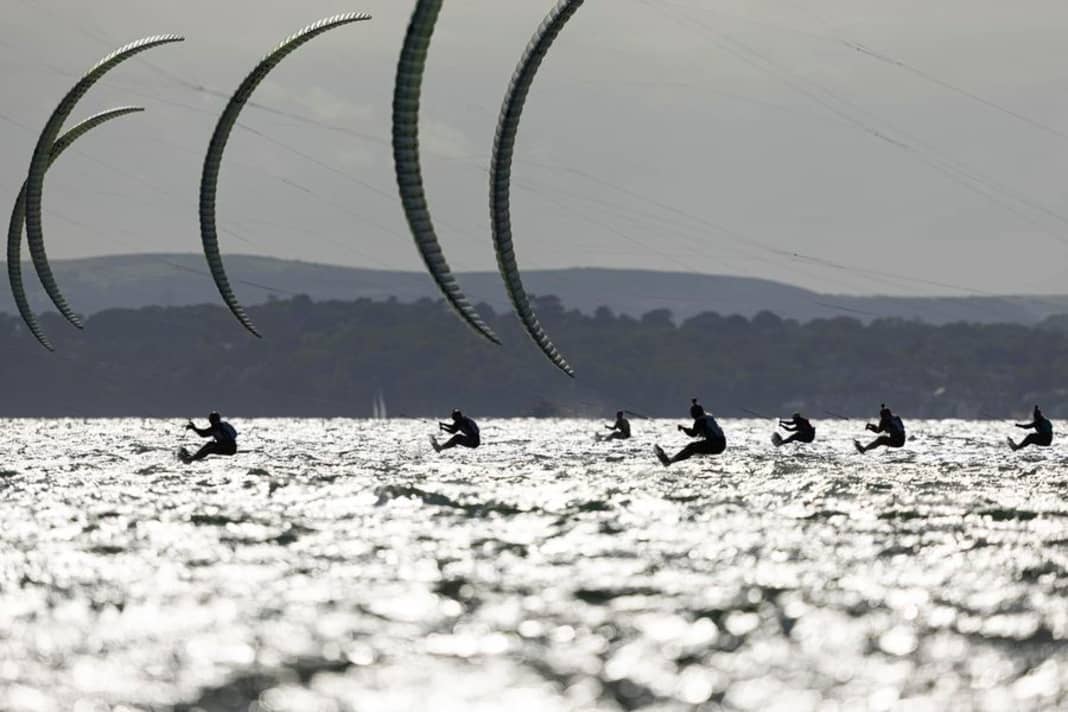 I nuovi kiters della Formula Olimpica festeggiano la loro prima al largo di Marsiglia nel 2024