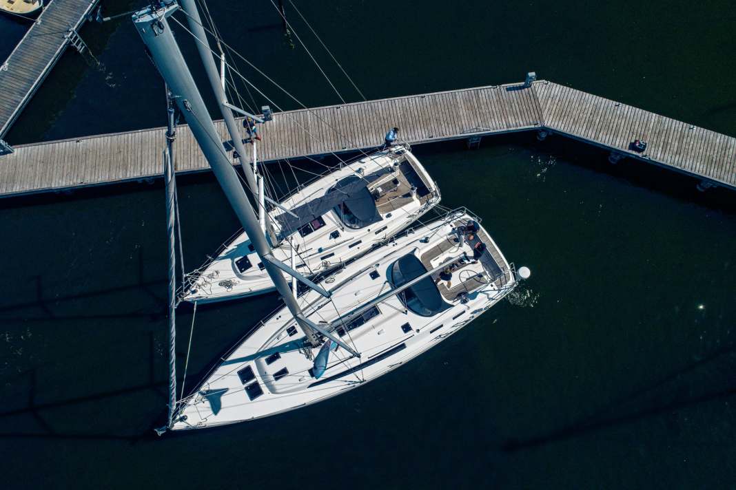 Forwards & backwards: Mooring like a catamaran: If the helmsmen of both yachts coordinate well, the two engines can be used to manoeuvre very precisely even in narrow harbours