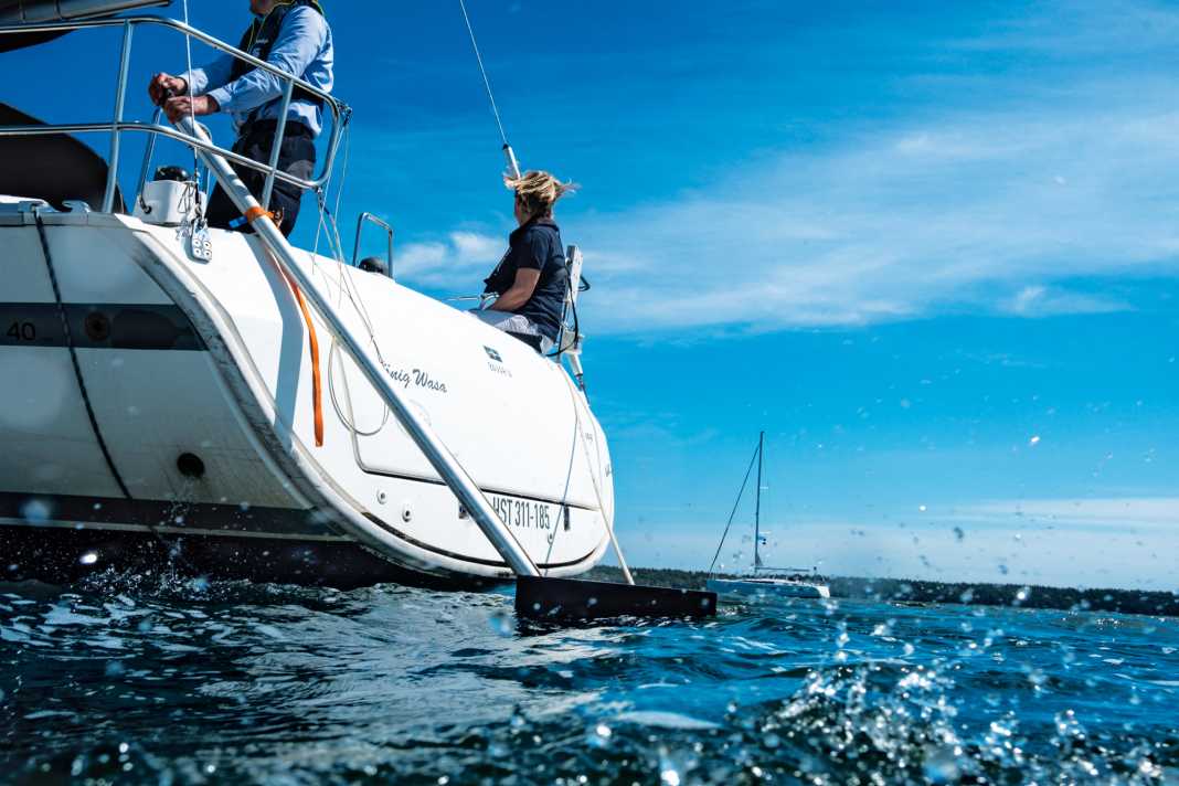 Un safran improvisé sur un Bavaria 40, après avoir démonté la lame. A la barre, les forces sont énormes pour un bateau de cette taille.