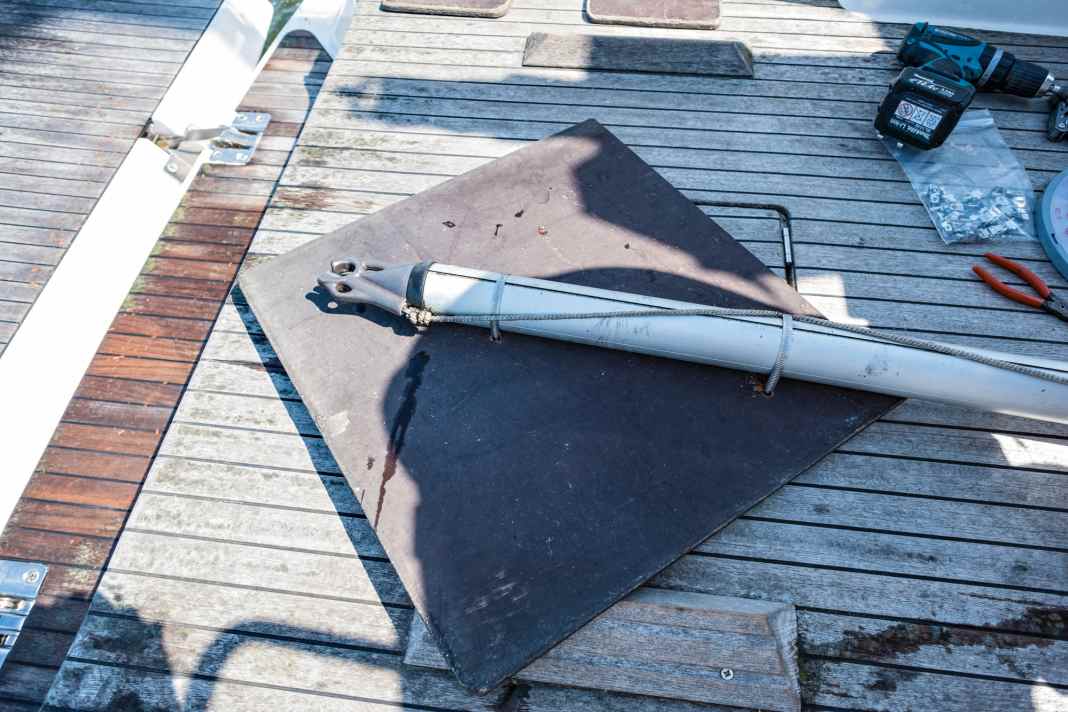 Improvised & constructed: Sufficiently large base board, spar, hose clamp strap in variable length, cordless or hand drill: The self-built emergency rudder is finished