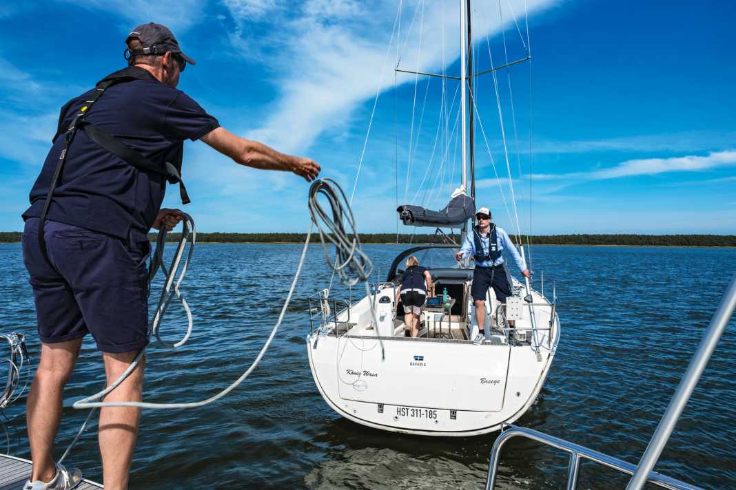 È necessario prestare attenzione quando ci si avvicina allo yacht senza timone, perché potrebbe virare inaspettatamente.