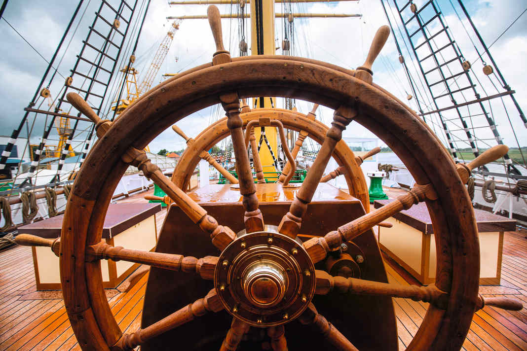 Die neu aufgetakelte  „Peking“ am Kai in  Wewelsfleth. Imposant  ist das Doppelsteuerrad  auf dem Brückendeck