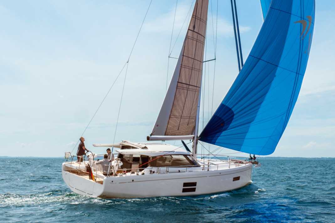 Moody DS 41: the saloon and cockpit are on one level, and the cockpit is recessed