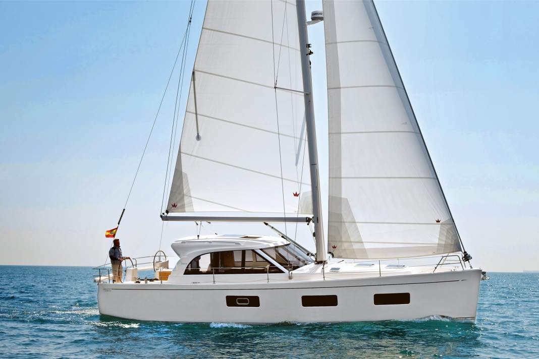 Albatross 42.1 : le bateau venu d'Espagne est similaire au Moody DS 41. À l'arrière, il y a un garage pour l'annexe. Deux cabines centrales sont installées sous le salon.