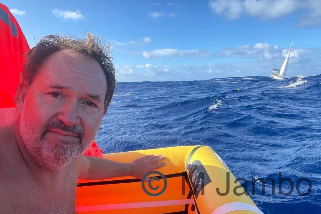 Traurige Gewissheit: Der havarierte Martin Daldrup in der Rettungsinsel, im Hintergrund seine sinkende Yacht
