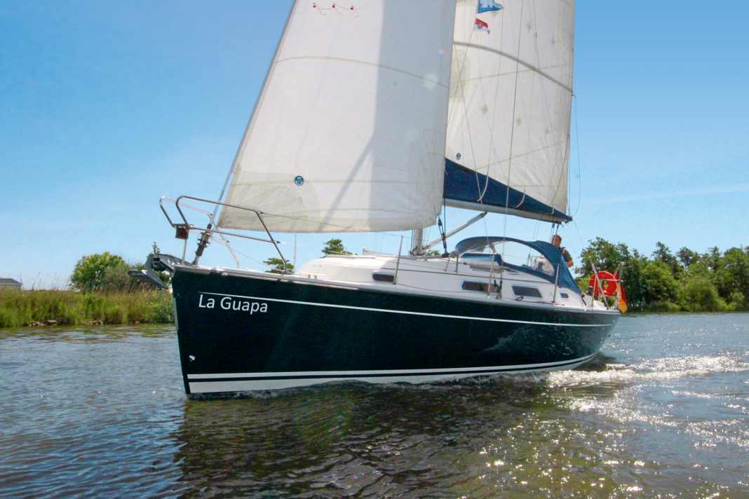 Very manoeuvrable thanks to the self-tacking jib: This means that even narrow waters like the one we tested in Friesland are no longer scary