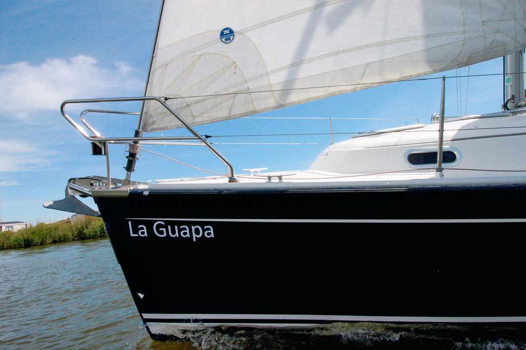 Gelcoat: soprattutto i rivestimenti colorati tendono a sbiadire. Spesso la lucidatura non è più utile. Il risultato è una costosa riverniciatura. Il gelcoat bianco è meno soggetto