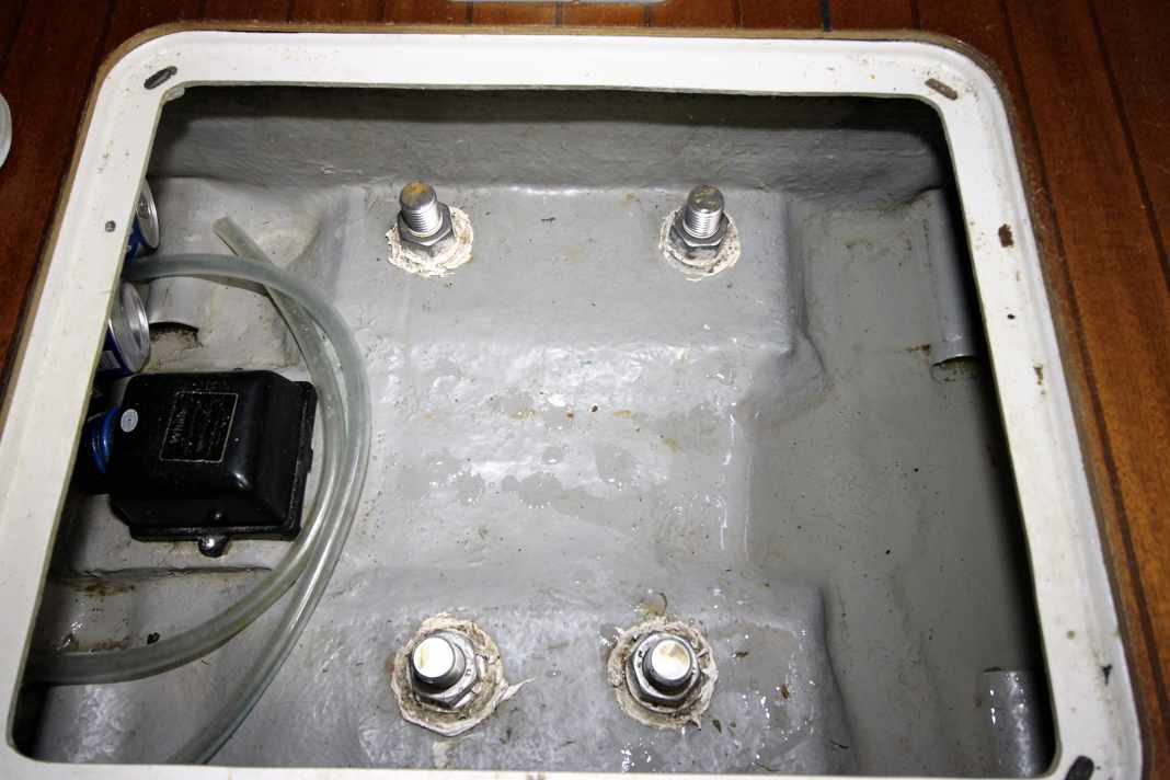 Humide : En raison du mât traversant, il y a toujours un peu d'eau dans la cale. Les éclaboussures peuvent être salées, ce qui n'est pas bon à long terme pour les boulons de quille. Vérifier impérativement les boulons et les soudures de la quille et refaire l'étanchéité si nécessaire.