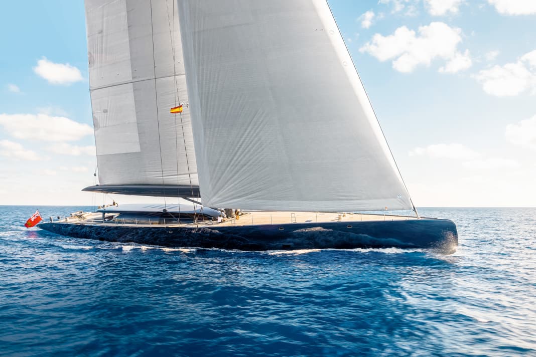 Aggressive profiles: Ed Dubois drew a convex leap for the sake of hull strength.  Upwind, the Slup sets up to 1,950 square metres. There are 853 square metres of mainsail and 687 square metres of blade on the mast. The wardrobe also includes a staysail (289 square metres), a code (1,097 square metres) and a gennaker (2,240 square metres). This means that 3,093 square metres are possible downwind