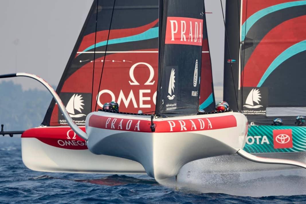 Die Top-Teams der 2. Vorregatta zum 37. America's Cup: das siegreiche Emirates Team New Zealand und Patrizio Bertellis Luna Rossa Prada Pirelli Team