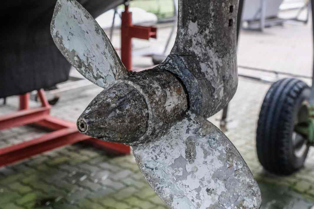 Heavily soiled propellers must be cleaned first.