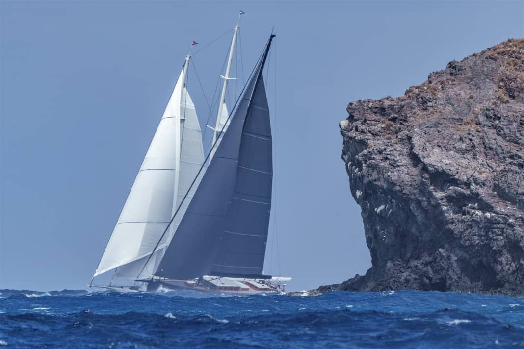 Großes Segelkino: Die 63,40 Meter lange „Athos“ (l.) kam als längste Teilnehmerin nach St. Barth und erst im Dezember aus einem aufwändigen Refit. Wie „Perseverance“ segelte sie in ihrer Gruppe auf Rang drei. Für die 40-Meter-Baltic wurde die erste Regatta seit Ablieferung im Jahr 2021 zur Feuertaufe