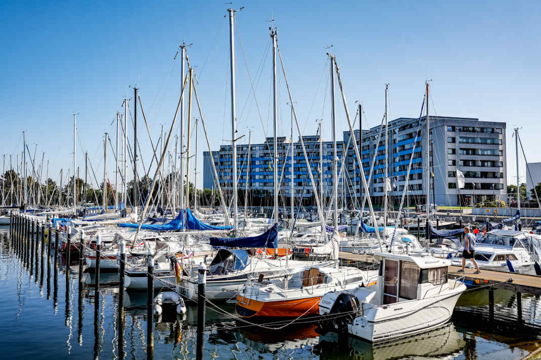 Le port de plaisance de Damp a fêté ses 50 ans l'année dernière (voir photo) - puis la marée de tempête catastrophique est arrivée. En raison des dégâts, le port reste fermé