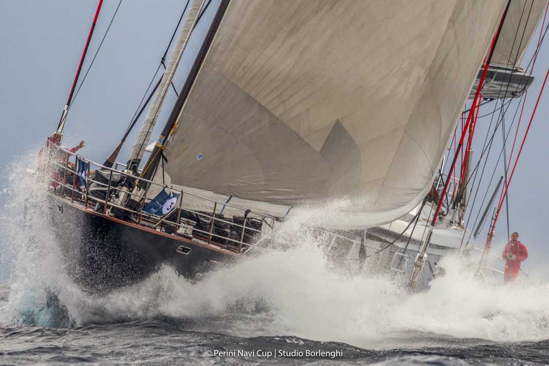 „Seahawk“ beim Perini Navi Cup 2018 vor Porto Cervo. Seit 2020 ist Stephen Edwards der Kapitän der 60-Meter-Ketsch. Von April 2015 bis Juni 2020 hatte er das Kommando auf „Bayesian“