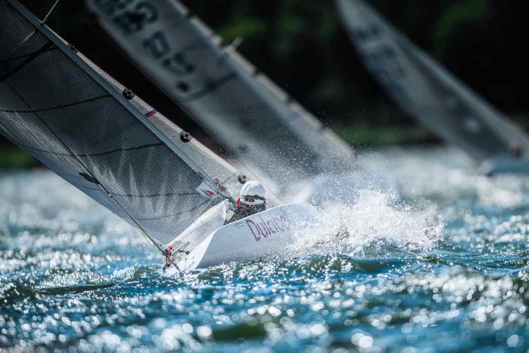 Lage läuft: Mit einer Breite von nur 81 Zentimetern braucht es viel Krängung, damit der Kiel wirken kann