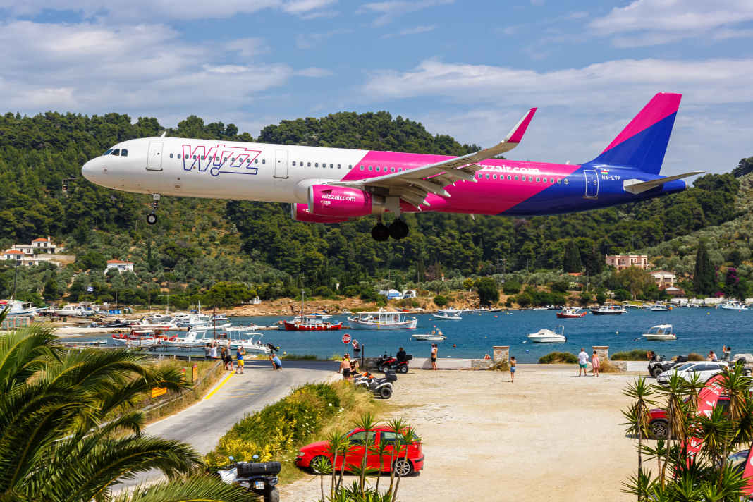 Un avion de tourisme en approche à Skiathos, en Grèce.