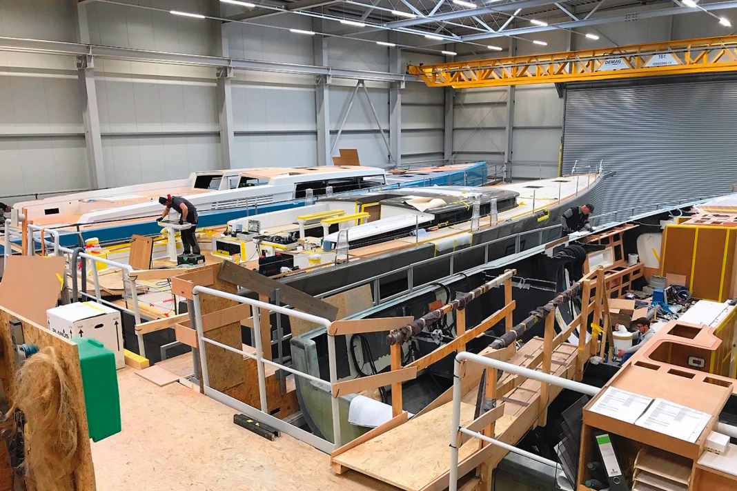Les coques et les ponts des YYachts sont laminés par des chantiers navals fournisseurs, puis démontés et complétés à Greifswald.