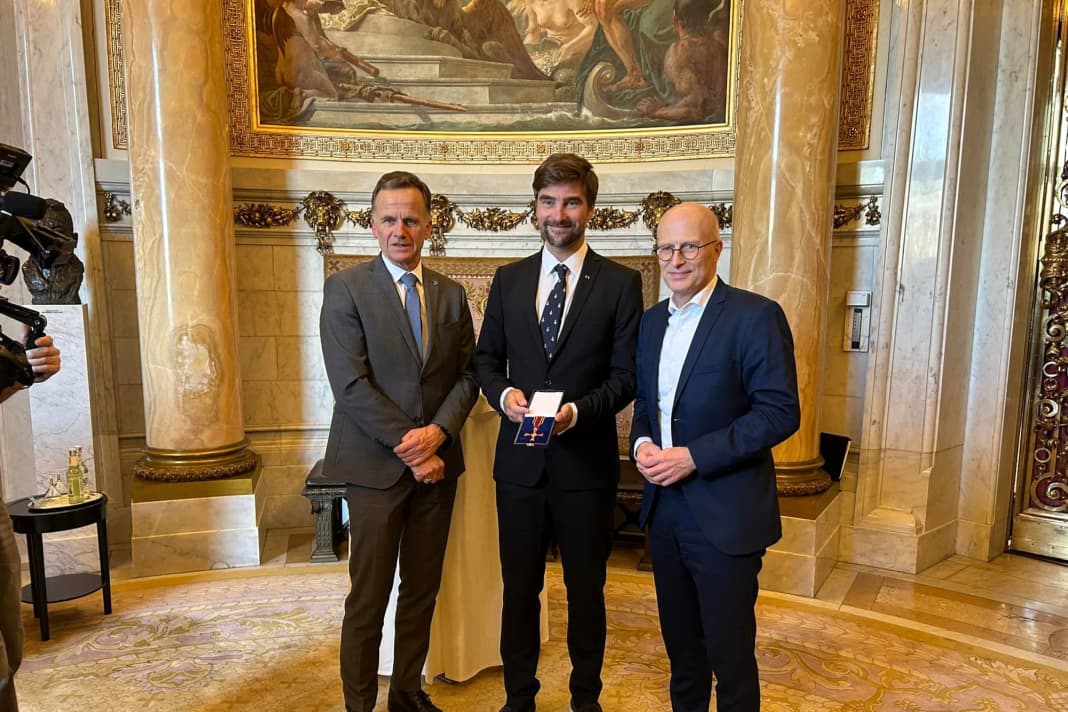 Boris Herrmann receives the award from State Councillor Christoph Holstein (left) at Hamburg City Hall. Hamburg's First Mayor Peter Tschentscher (r.) came to congratulate him