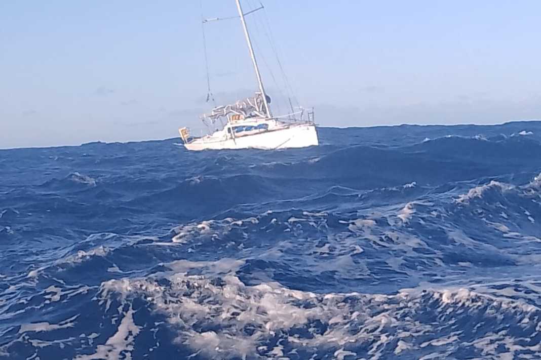 Le yacht sans skipper a été repéré par hélicoptère par les garde-côtes de Galice