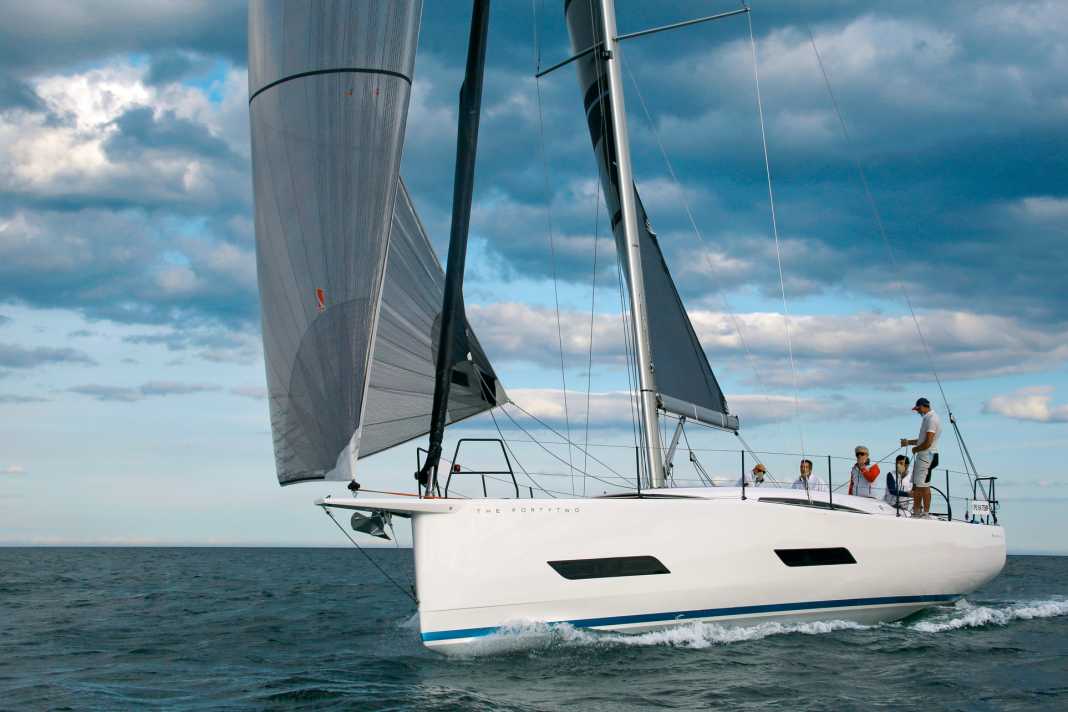 Unmissable. The kink in the deck is the trademark of Eleva Yachts. The design of the windows is also characteristic.