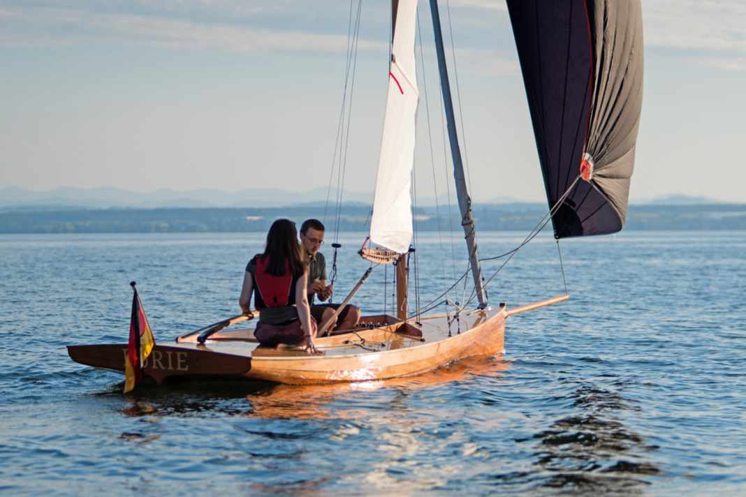 Hingucker: Ein Boot, um abends schnell Gassi zu gehen – allerdings mit einem eher bunten Hund.