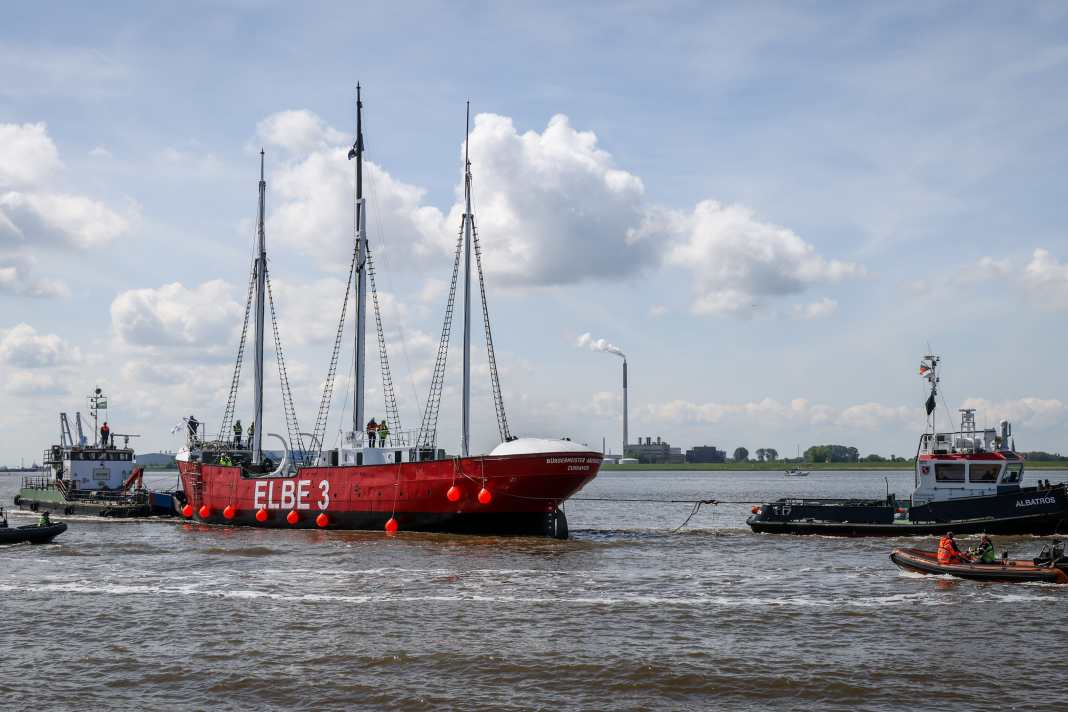 Der Rumpf wurde im Jahr 1888 auf der Werft Johann Lange in Vegesack aus genietetem Stahl gebaut. Hier ist das sanierte Feuerschiff „Elbe 3" auf seinem Weg von der Werft zum Deutschen Schifffahrtsmuseum in Bremerhaven. | Focke Strangmann