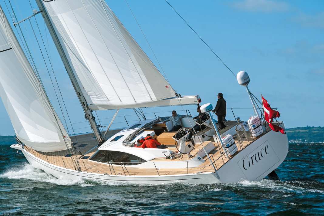 The deck and cockpit floor are on one level. The deckhouse is glazed all round. Halyards and sheets are led aft to the coaming