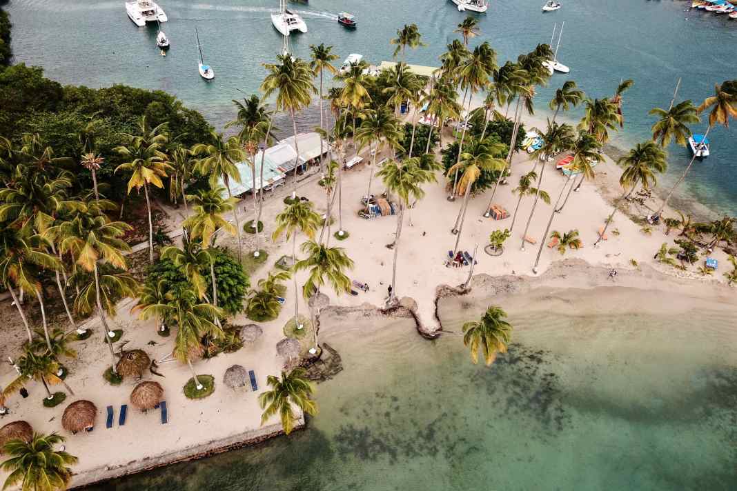 Dans les régions tropicales comme les Caraïbes, les plaisanciers peuvent se rendre dans de nombreuses baies et plages. Comme ici par exemple Windward Islands ou ...