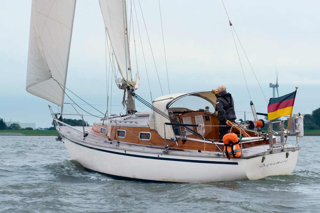 One-off: typisch Biga mit Holzaufbau, aber obendrein mit hübschem Yachtheck