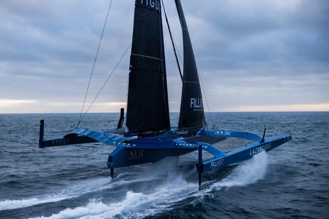 François Gabart's "SVR Lazartige" started the hunt for the Jules Verne Trophy again in the early hours of 19 December.