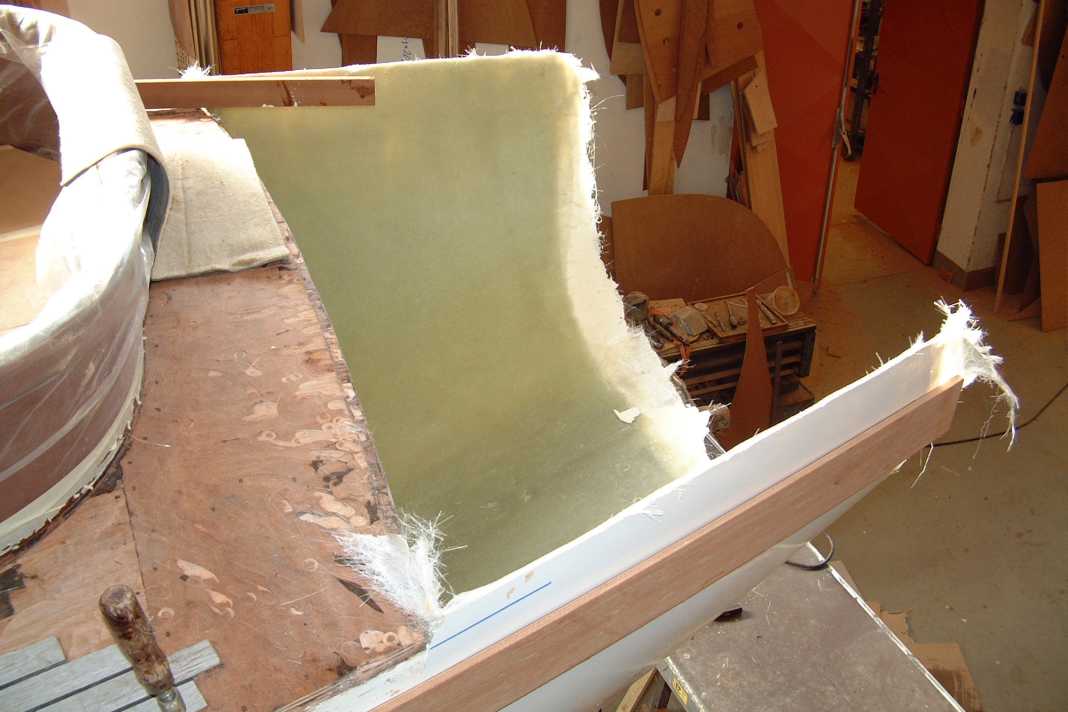 Anlaminiert: Der Originalspiegel einer Biga 262 ist recht steil und leicht negativ gestaltet. Das Heck neigt zum Festsaugen. Das zusätzliche Heckteil ist so solide wie das Schiff gebaut und strakt perfekt. Es wird großflächig an den Rumpf der 262 laminiert