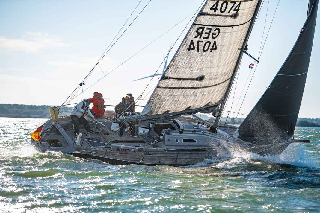 Eher Kampf als Genuss: eine Ausfahrt bei viel Wind mit der Ex-„New Yorker“ vor Amsterdam.