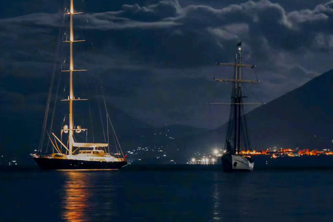 At anchor half a nautical mile off Porticello. The photo shows "Bayesian" (l.) and the topsail schooner "Sir Robert Baden Powell" at 8 p.m. on Sunday 18 August, the evening before the sinking.