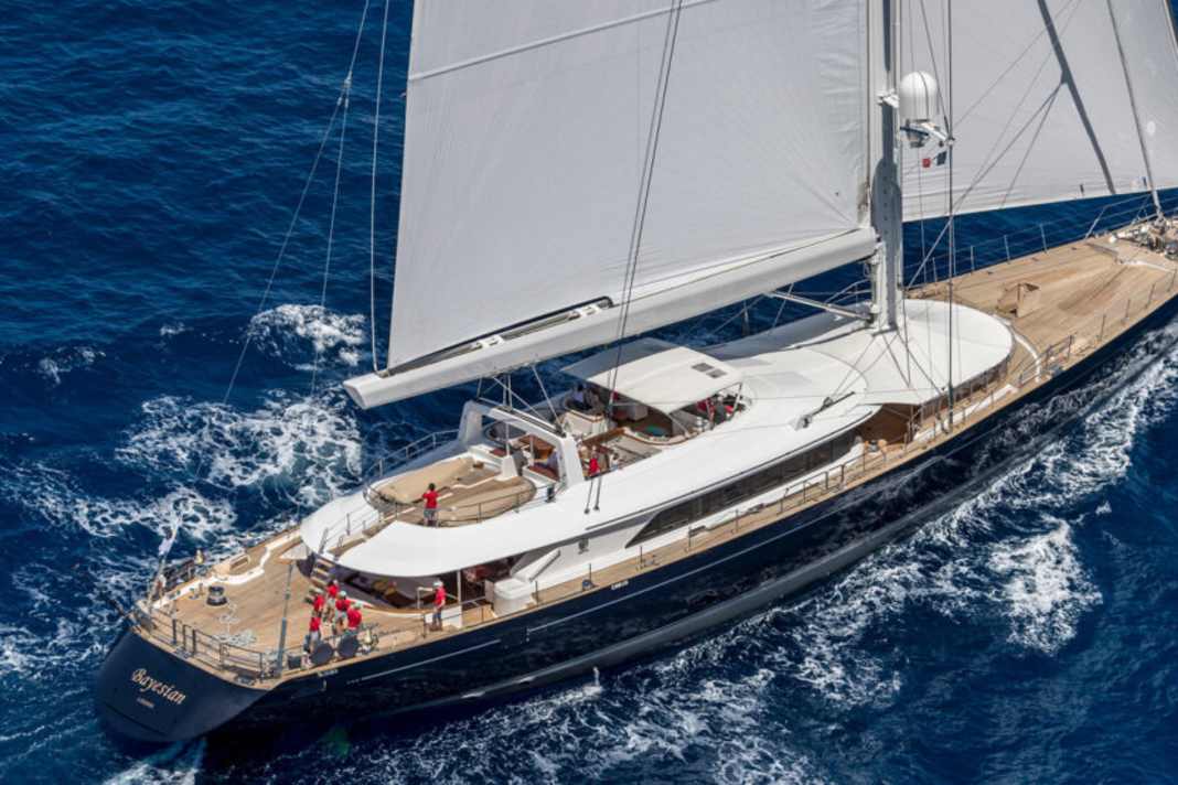 The 56 metre long "Bayesian" was anchored with 22 people on board not far from Palermo when a waterspout caused it to sink. An eyewitness last saw a "triangle", which would indicate the bow and thus a sinking stern ahead