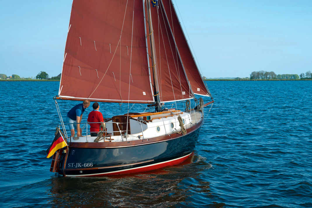 The small gaff cutter with the unromantic name Island Plastic 23 was built in various versions