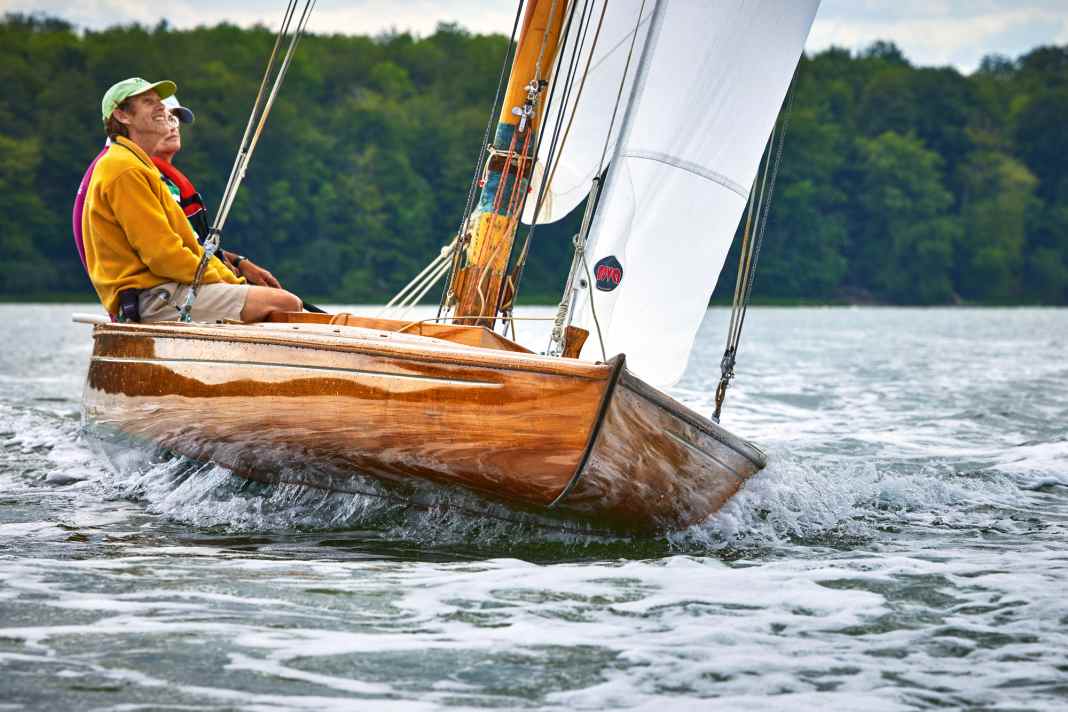 The swim bladder, a bulging area under the bow, is "Tilly's" secret and caused a sensation.