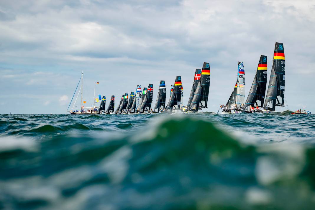 Partenza della classe 49er FX, che vede un trio tedesco sul podio alla fine del terzo giorno della settimana di Kiel.