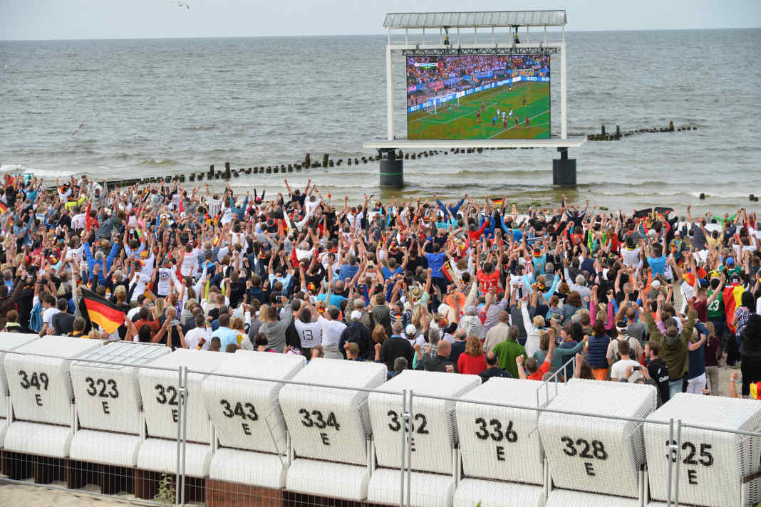 Football right by the water: there are numerous public viewing opportunities all along the German coast. Here the fans cheer after Thomas Müller scored 1:0 (Germany vs. Portugal) at the 2014 World Cup in Heringsdorf. | Eibner press photo