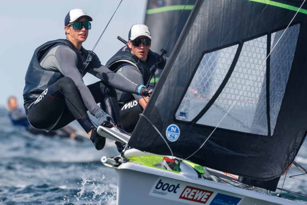 Avec le numéro de voile GER 281 en 49er lors de la 130e Kieler Woche : Anton et Johann Sach du Lübecker Yacht-Club