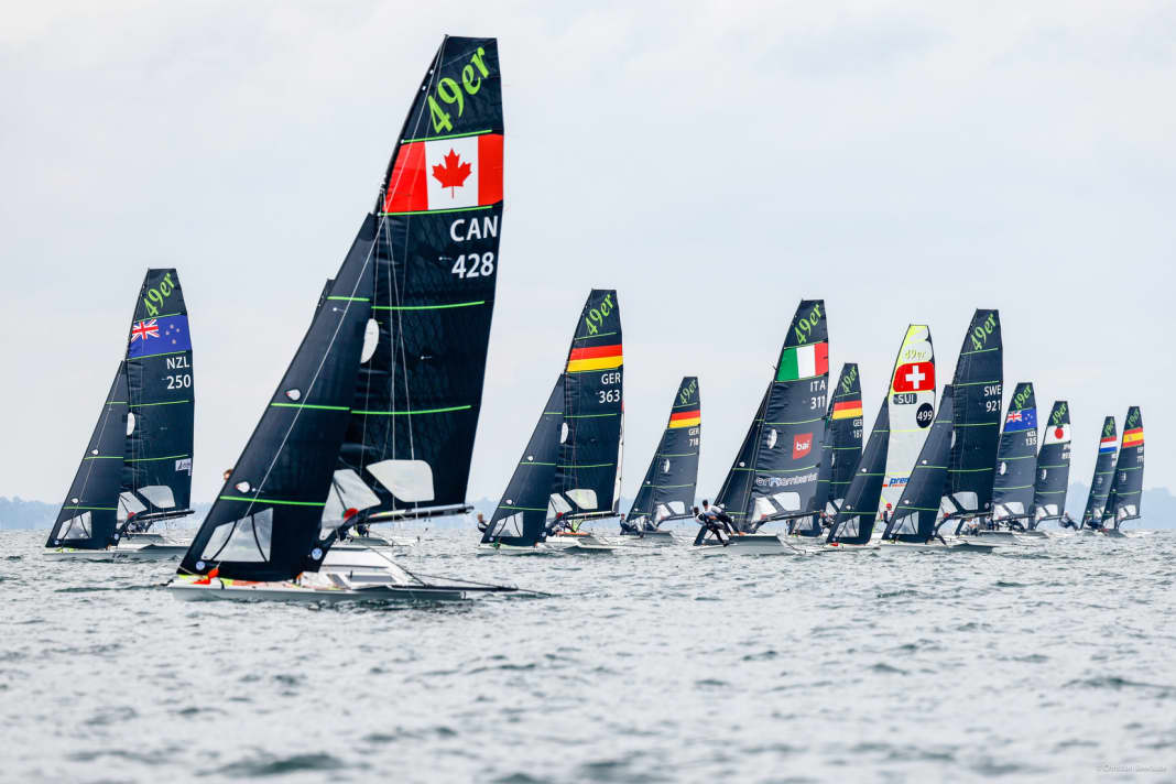 Das Feld der 49er-FX-Jugendweltmeisterschaft mit viel internationaler Klasse vor Travemünde