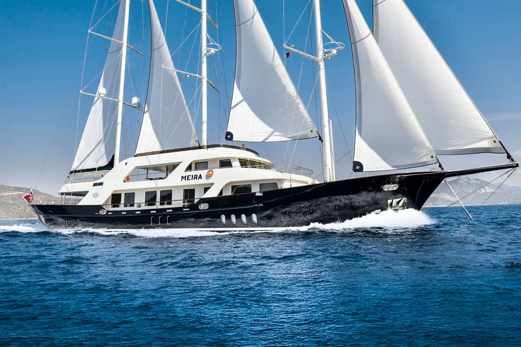 50th Meira: Neta Marine built the modern gulet interpretation according to plans by Evan K. Marshall from steel and aluminium for the superstructure. The almost ten metre wide three-master can accommodate twelve guests and ten crew members. "Meira" is available as a charter yacht from 120,000 euros per week and is for sale through Ocean Independence. In 2019, the price was reduced from 15.5 to 12.5 million euros.