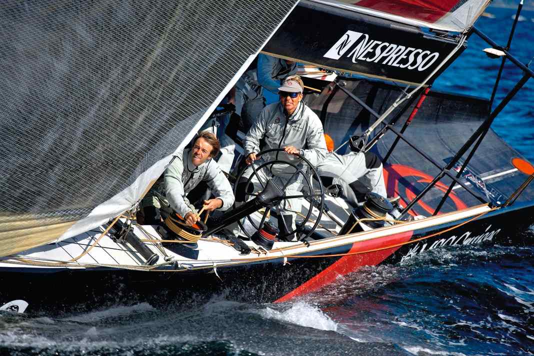 Bringt reichlich Erfahrung mit ins deutsche AC-Team: Jochen Schümann am Steuer im Vorlauf des 32. America's Cup