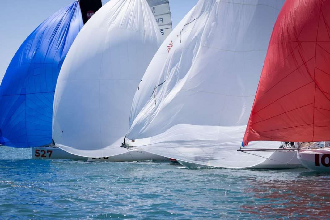 Un bel colpo d'occhio del fotografo Vincent Olivaud, che ha fornito anche alcune indimenticabili immagini del Vendée Globe. Qui ha visto il Bleu-Blanc-Rouge alla partenza della Puru Transgascogne - i colori nazionali della Francia.