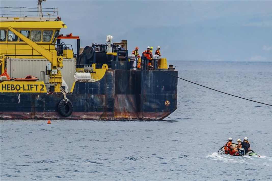 The multi-purpose pontoon "Hebo Lift 2", which has travelled from Rotterdam for the salvage work, is also part of the salvage operation.