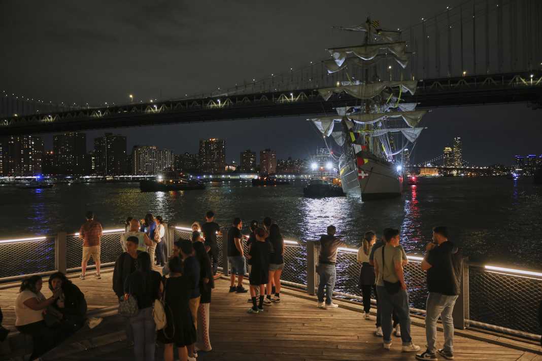 Gli spettatori vivono da vicino la tragedia di Cuauhtémoc