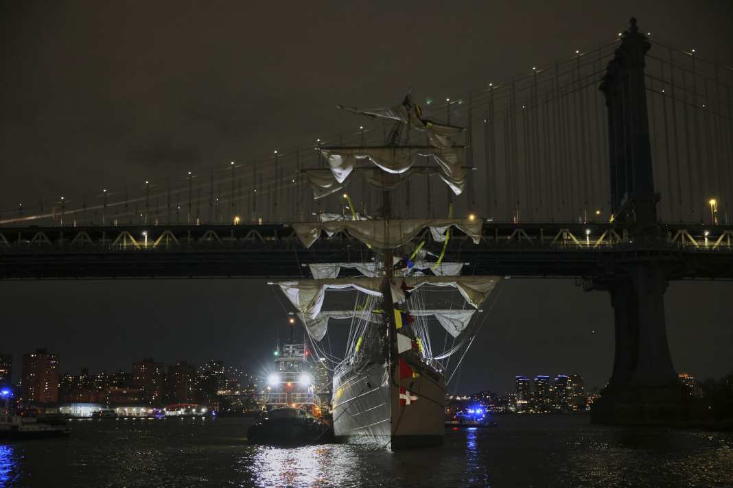 Der Schlepper, der beim Ablegen geholfen hatte, assistiert hier der auf Grund gelaufenen "Cuauhtémoc" vor der Manhattan Bridge.